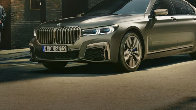 BMW M760Li xDrive в місті BMW M760Li xDrive: в русі по міських вулицях, вид ззаду збоку