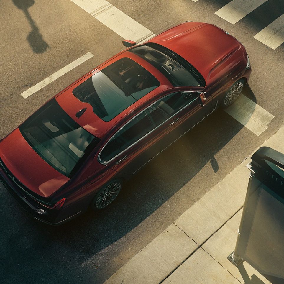 BMW 7 серії Седан Individual: вид зверху BMW 7 серії Седан Individual червоного кольору: вид зверху