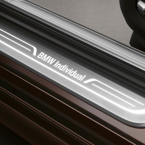 BMW 7 серії Седан: поріг дверей BMW 7 серії Седан: поріг дверей з написом «BMW Individual»