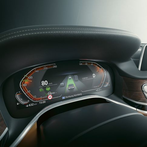BMW 7 серії Седан: BMW Live Cockpit Professional. BMW 7 серії Седан: крупний план приладової панелі BMW Live Cockpit Professional.