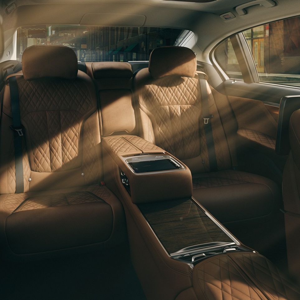 BMW 7 серії Седан: досвідченні методи BMW 7 серії Седан: досвідченні методи із комфортним дизайном салону
