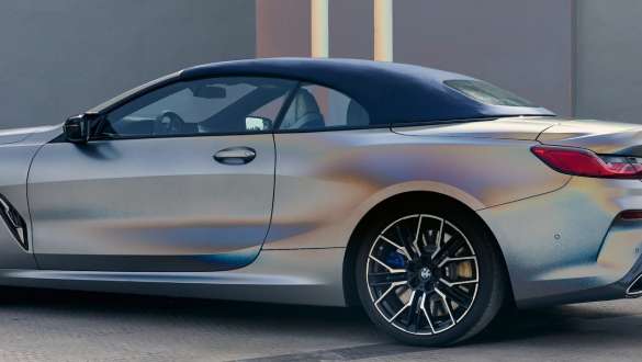 Складний м'який дах BMW Individual у кольорі Marine Blue на BMW 8 серії Cabrio G14 LCI Facelift 2022 M у кольорі Individual Frozen Pure Grey metallic, BMW M850i xDrive, вид три чверті ззаду