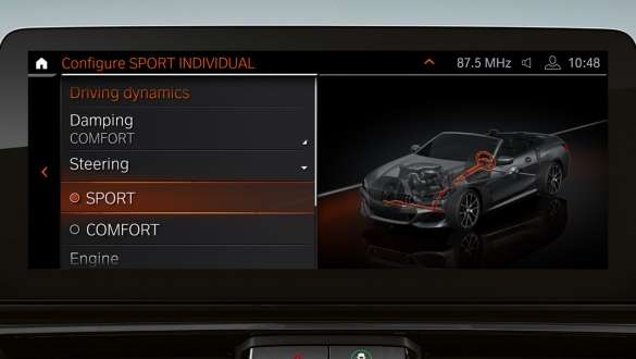 Інтегральне рульове керування М BMW 8 серії Cabrio G14 LCI Facelift 2022, крупний план на головний дисплей