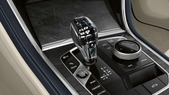 Багатофункціональні передні сидіння BMW 8 серії Cabrio G14 LCI Facelift 2022, крупний план на передню консоль