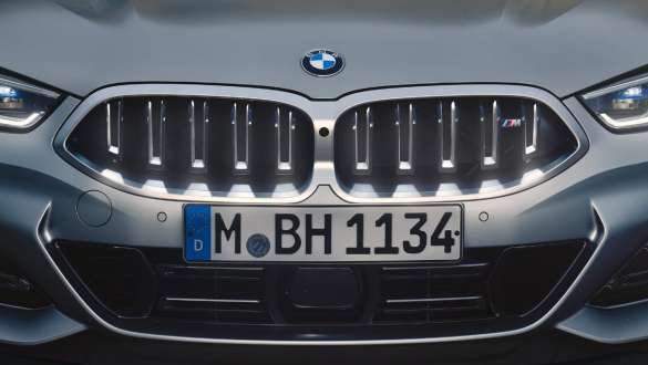 Решітка радіатора Iconic Glow BMW 8 серії Coupe G15 LCI Facelift 2022 BMW 8 серії Coupe G15 LCI Facelift 2022 M у кольорі Portimao Blue metallic, решітка радіатора Iconic Glow