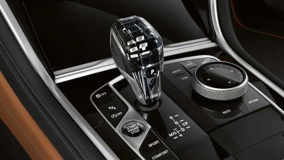 Додаток для скла «CraftedClarity» у BMW 8 серії Gran Coupe G16 LCI Facelift 2022 Багатофункціональні передні сидіння BMW 8 Gran Coupe G16 LCI Facelift 2022, крупний план на передню консоль