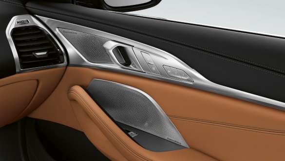 Аудіосистема Bowers & Wilkins Diamond Surround Sound у BMW 8 Gran Coupe G16 LCI 2022 Аудіосистема Bowers & Wilkins Diamond Surround Sound у BMW 8 серії Gran Coupe G16 LCI 2022 інтер’єр, крупний план вид на динаміки