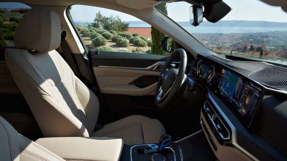 Передні сидіння BMW i4 G26 2021 Передні сидіння BMW i4 G26 2021 вид інтер'єру