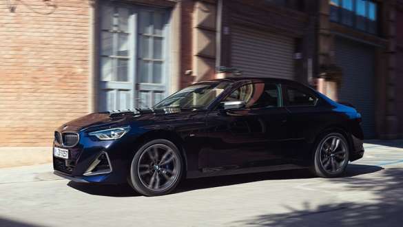 Вид збоку в три чверті BMW M240i xDrive Coupé G42 2021 Спортивна коробка передач Steptronic BMW M240i xDrive Coupé G42 2021 у кольорі Black Sapphire металік, вид збоку спортивна коробка передач Steptronic