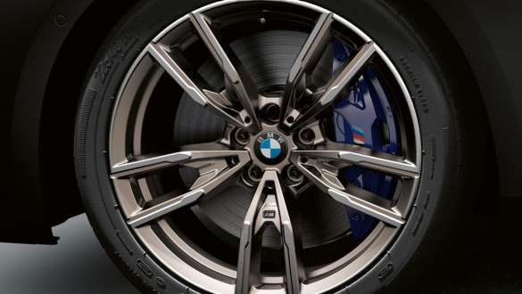 Гальмівна система M Sport темно-синього кольору BMW M240i xDrive Coupé G42 2021 BMW M240i xDrive Coupé G42 2021 гальмівна система M Sport темно-синій металік крупним планом
