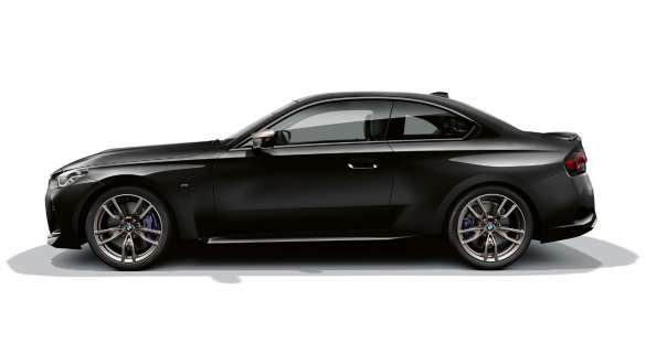 Дизайн бічної частини BMW M240i xDrive Coupé G42 2021 BMW M240i xDrive Coupé G42 2021 у кольорі Black Sapphire металік, дизайн бічної частини