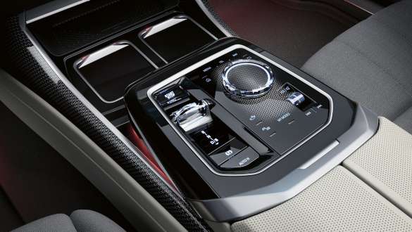 Executive Drive Pro BMW M760e xDrive Седан G70 Центральна консоль BMW M760e xDrive Седан G70 великим планом