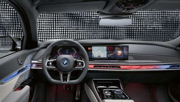 Кабіна BMW M760e xDrive Седан G70 Кабіна з кермом M, вигнутим дисплеєм BMW та BMW Interaction Bar BMW M760e xDrive Седан G70