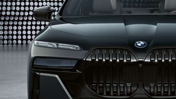Яскравий дизайн передньої частини BMW M760e xDrive Седан G70 Капот і решітка з логотипом M BMW M760e xDrive Седан G70 Двоколірне забарвлення BMW Individual Dravite Grey металік великим планом