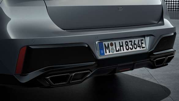Вид ззаду з вихлопною системою з 4 трубами BMW M760e xDrive Седан G70 Вид ззаду з вихлопною системою з 4 трубами BMW M760e xDrive Седан G70 Двоколірне забарвлення BMW Individual Dravite Grey металік великим планом