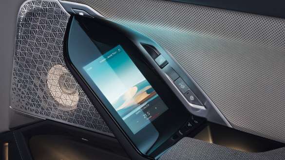BMW Touch Command BMW M760e xDrive Седан G70 BMW Touch Command BMW M760e xDrive Седан G70 великий план на задні двері