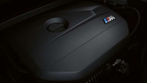 BMW X1 M35i xDrive, деталь, кришка двигуна BMW X1 M35i xDrive,іІнтер'єр, деталь двигуна з логотипом M