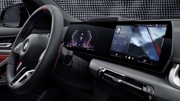 BMW X1 M35i xDrive, інтер’єр, кермо і дисплей BMW X1 M35i xDrive деталь, інтер’єр, кермо і дисплей, вид збоку
