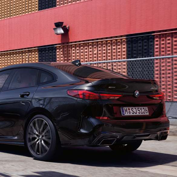 BMW M235i xDrive Gran Coupé вид ззаду з поворотом в три чверті BMW M235i xDrive Gran Coupé 2020 Black Sapphire металік F44 вид ззаду з поворотом в три чверті