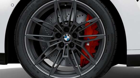 Композитні гальма M Compound BMW M3 Competition Седан G80 2020 червоного блискучого кольору Композитні гальма M BMW M3 Competition Седан G80 2020 червоного блискучого кольору зблизька