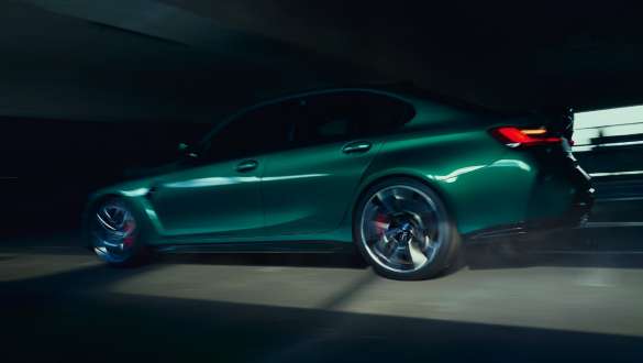 Специфічна підвіска M BMW M3 Седан G80 2020 BMW M3 Седан G80 2020 у кольорі Isle of Man Green, вид на підвіску збоку.