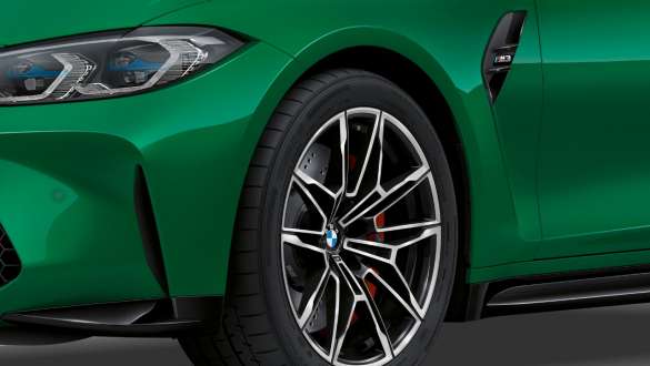 Передня колісна арка BMW M3 Седан G80 2020 Передня колісна арка BMW M3 Седан G80 2020 у кольорі Isle of Man Green крупним планом