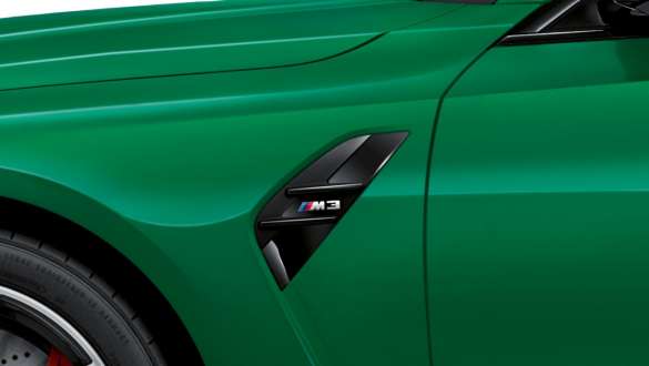 Бічні «зябра» BMW M3 Седан G80 2020. Крупний вид на бічні «забра» BMW M3 Седан G80 2020 у кольорі Isle of Man Green