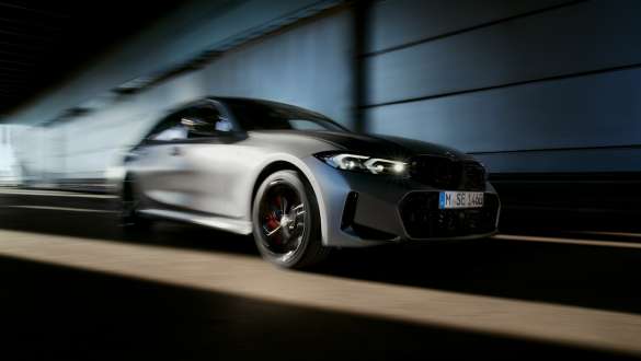Пакет M Technology М340і xDrive Седан G20 BMW M340i xDrive Седан G20 BMW Individual Frozen Pure Grey, вид спереду в три чверті в русі