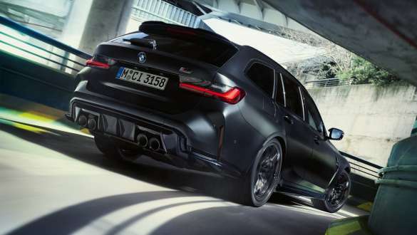 Особлива підвіска М BMW M3 Competition Touring G81 BMW M3 Competition Touring G81 у кольорі BMW Individual Frozen Black металік, особлива підвіска М, вид ззаду у три чверті у русі
