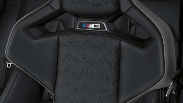 Повне оздоблення шкірою Merino Black BMW M3 Competition Touring G81 BMW M3 Competition Touring G81, повне оздоблення шкірою Merino Black чорного кольору, великий план на карбонові ківшеподібні сидіння M Carbon з логотипом «M3»