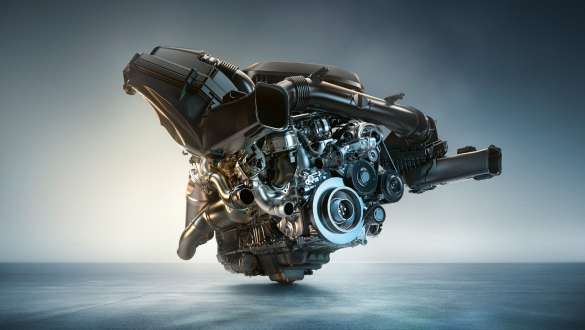 Рядний 6-циліндровий бензиновий двигун BMW TwinPower Turbo встановлений у BMW M4 Coupé G82 2020 Рядний 6-циліндровий бензиновий двигун BMW M TwinPower Turbo встановлений у BMW M4 Coupé G82 2020 крупним планом.