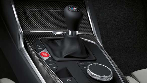 Механічна коробка передач М та задній привід BMW M4 Coupé G82 2020 BMW M4 Coupé G82 2020 з механічною 6-швидкісною коробкою передач M та заднім приводом, центральна консоль та важіль коробки передач крупним планом