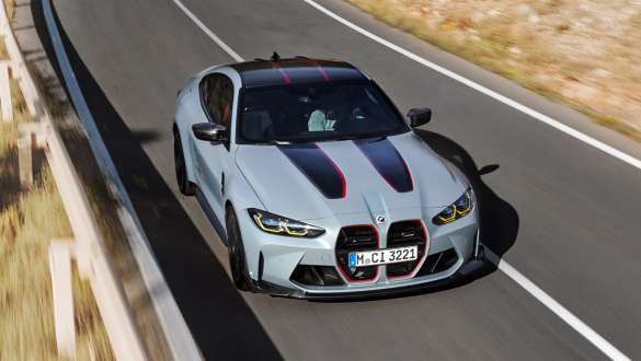 Знижена вага BMW M4 CSL G82 BMW M4 CSL G82 у кольорі BMW Individual Frozen Brooklyn Grey металік, вид з висоти пташиного польоту в три чверті на вулиці