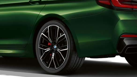 BMW M550i xDrive Седан G30 LCI 2020 з диференціалом М Sport вид на заднє колесо крупним планом BMW M550i xDrive Седан G30 LCI 2020 з диференціалом M Sport кольору BMW Individual Verde Ermes Metallic вид на заднє колесо крупним планом