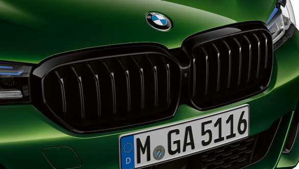BMW M550i xDrive Седан G30 LCI 2020 із зовнішнім оздобленням BMW Individual Shadow Line вид на передню частину крупним планом BMW M550i xDrive Седан G30 LCI 2020 із зовнішнім оздобленням BMW Individual Shadow Line кольору BMW Individual Verde Ermes Metallic вид на передню частину крупним планом