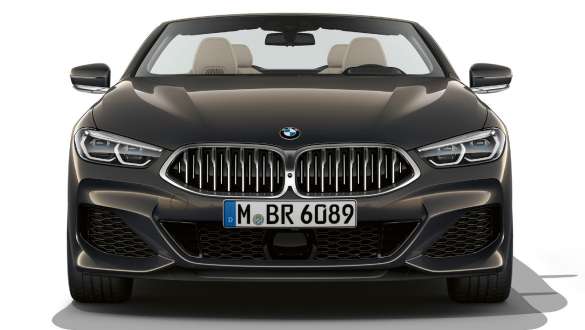 BMW M850i xDrive Кабріолет, передня частина. BMW M850i xDrive Кабріолет в Dravit Grey металік з відкритою м'яким дахом, спереду з подвійною решіткою в Galvanic Cerium Grey.