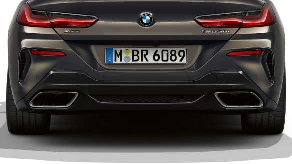 Вихлопні труби зліва і справа. BMW M850i xDrive Кабріолет з вихлопними трубами зліва і справа.