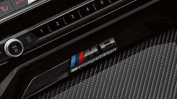 Значок M8 Competition. BMW M8 Competition Coupé, центральна консоль зі значком M8 Competition.