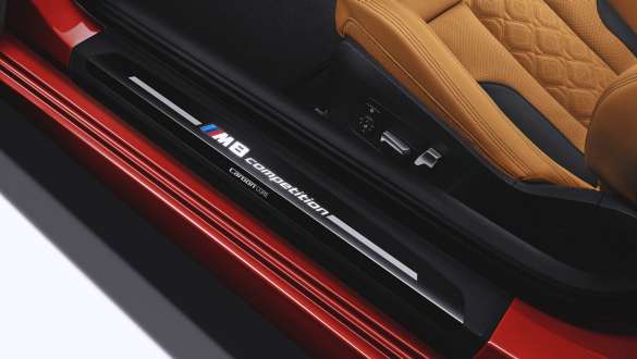 Дверні пороги з позначенням M8 Competition. Дверні пороги BMW M8 Competition Coupé з позначенням M8 Competition.