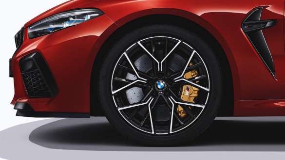 20-дюймові двоколірні легкосплавні диски 811 M. BMW M8 Competition Coupé з 20-дюймовими двоколірними легкосплавними дисками 811 M.