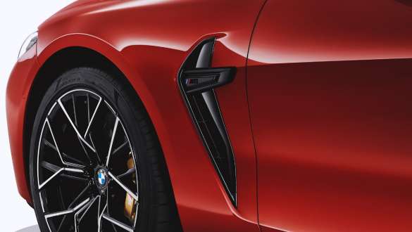 Бічні зябра М в чорному кольорі. BMW M8 Competition Кабріолет з бічними зябрами М в чорному кольорі.