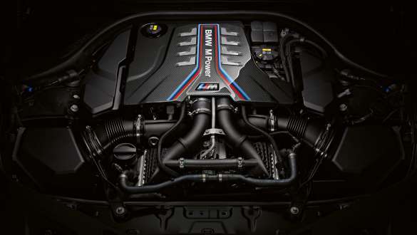Високопродуктивний 8-циліндровий бензиновий двигун M TwinPower Turbo. BMW M8 Competition Кабріолет, високопродуктивний 8-циліндровий бензиновий двигун M TwinPower Turbo.