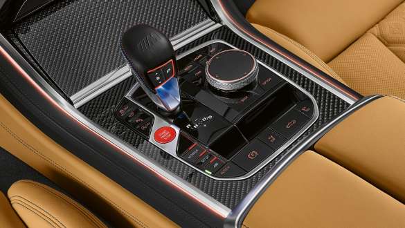 8-ступінчаста коробка передач M Steptronic. BMW M8 Competition Coupé з 8-ступінчастою коробкою передач M Steptronic.