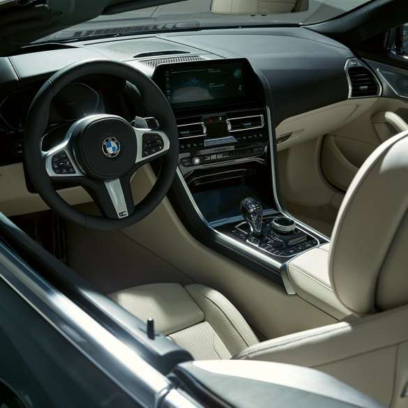 BMW M850i xDrive Кабріолет, кабіна. BMW M850i xDrive Кабріолет в Dravit Grey металік з відкритим м'яким верхом, кабіна з шкіряним рульовим колесом M.