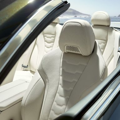 BMW M850i xDrive Кабріолет, багатофункціональні сидіння для водія та пасажирів. BMW M850i xDrive Кабріолет в Dravit Grey металік з відкритим м'яким верхом, салон з багатофункціональними сидіннями в шкіряній обробці BMW Individual 'Merino' Ivory White.