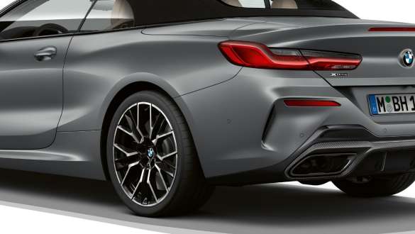 Інтегральне активне рульове керування М BMW xDrive Cabrio G14 LCI Facelift 2022 BMW М850і xDrive Cabrio G14 LCI Facelift у кольорі 2022 BMW Individual Frozen Pure Grey metallic, вид ззаду на три чверті