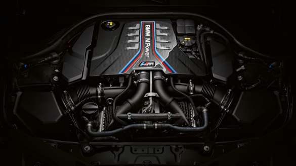 8-циліндровий бензи двигун М TwinPower Turbo BMW M8 Cabrio F91 LCI 2022 Рядний 8-циліндровий бензи двигун BMW M TwinPower Turbo на BMW M8 Cabrio F91 LCI Facelift 2022 крупним планом
