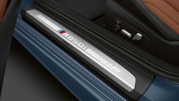 Пороги з позначенням M850i. Пороги BMW M850i xDrive Coupé з позначенням M850i.
