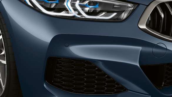 Повітрозабірники пакету аеродинаміки М. BMW M850i xDrive Coupé в Barcelona Blue металік з пакетом аеродинаміки M, повітрозабірники.