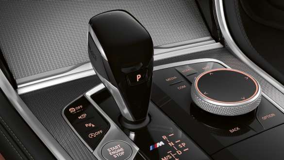 Скляні вставки 'CraftedClarity'. BMW M850i xDrive, салон, знімок важеля перемикання передач з застосуванням скла «CraftedClarity».